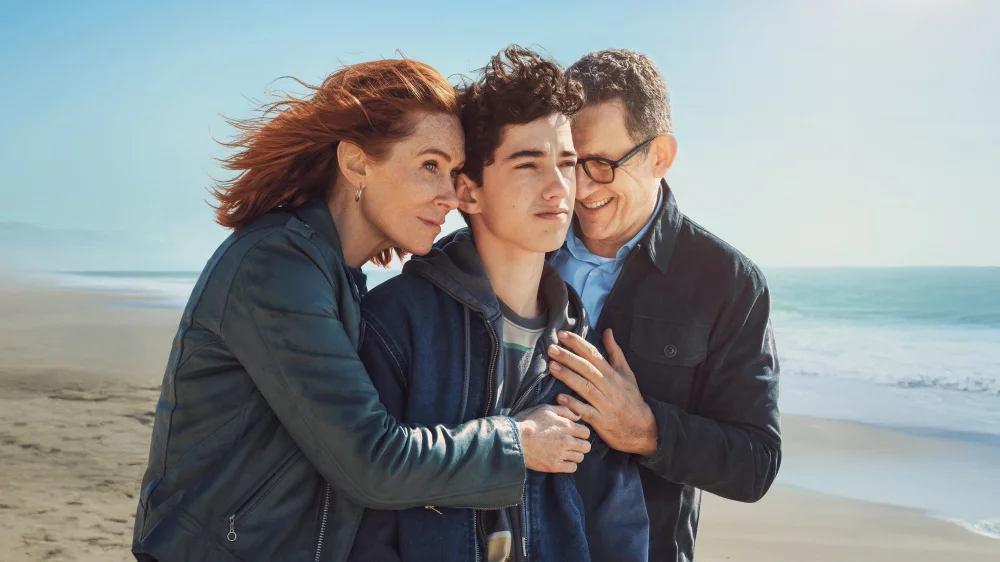 Regarde (2025) — background