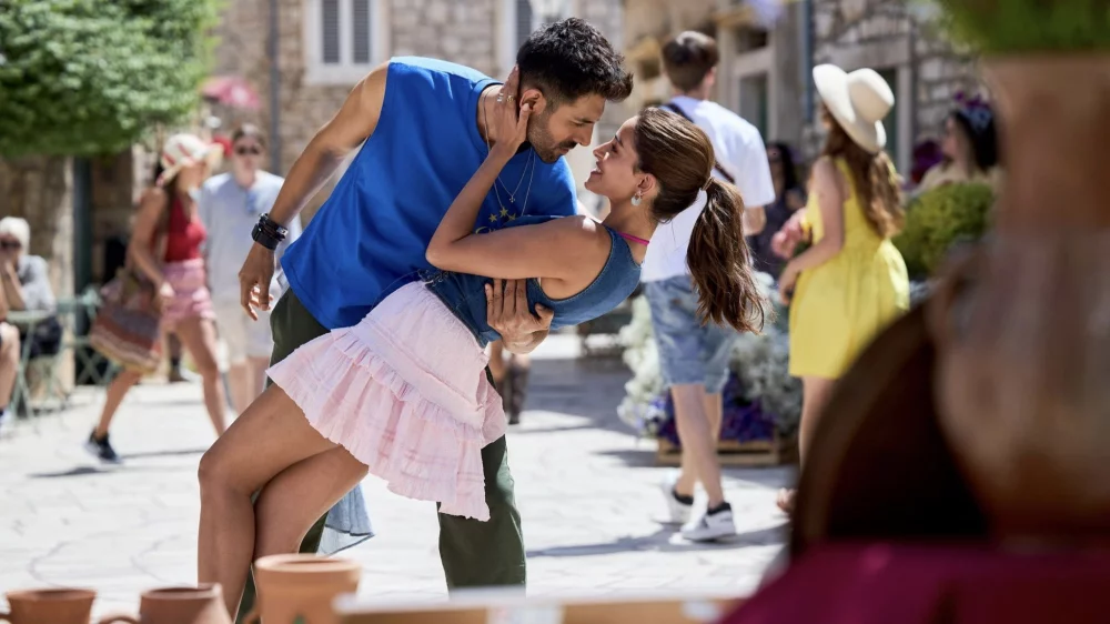 Tu Meri Main Tera Main Tera Tu Meri (2025) — background